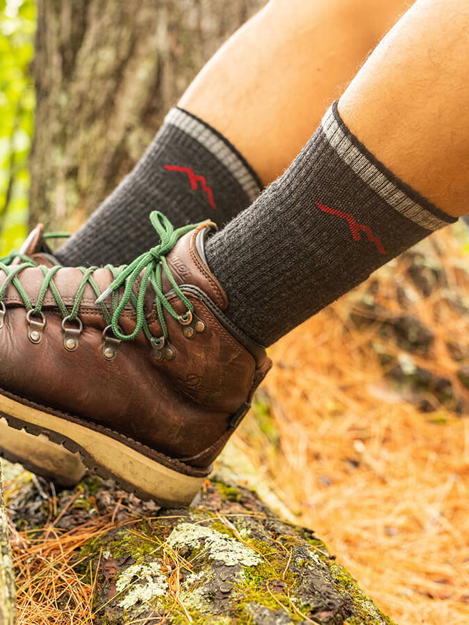 Darn Tough 1403 Men's Hiker Boot Midweight Hiking Cushion Socks